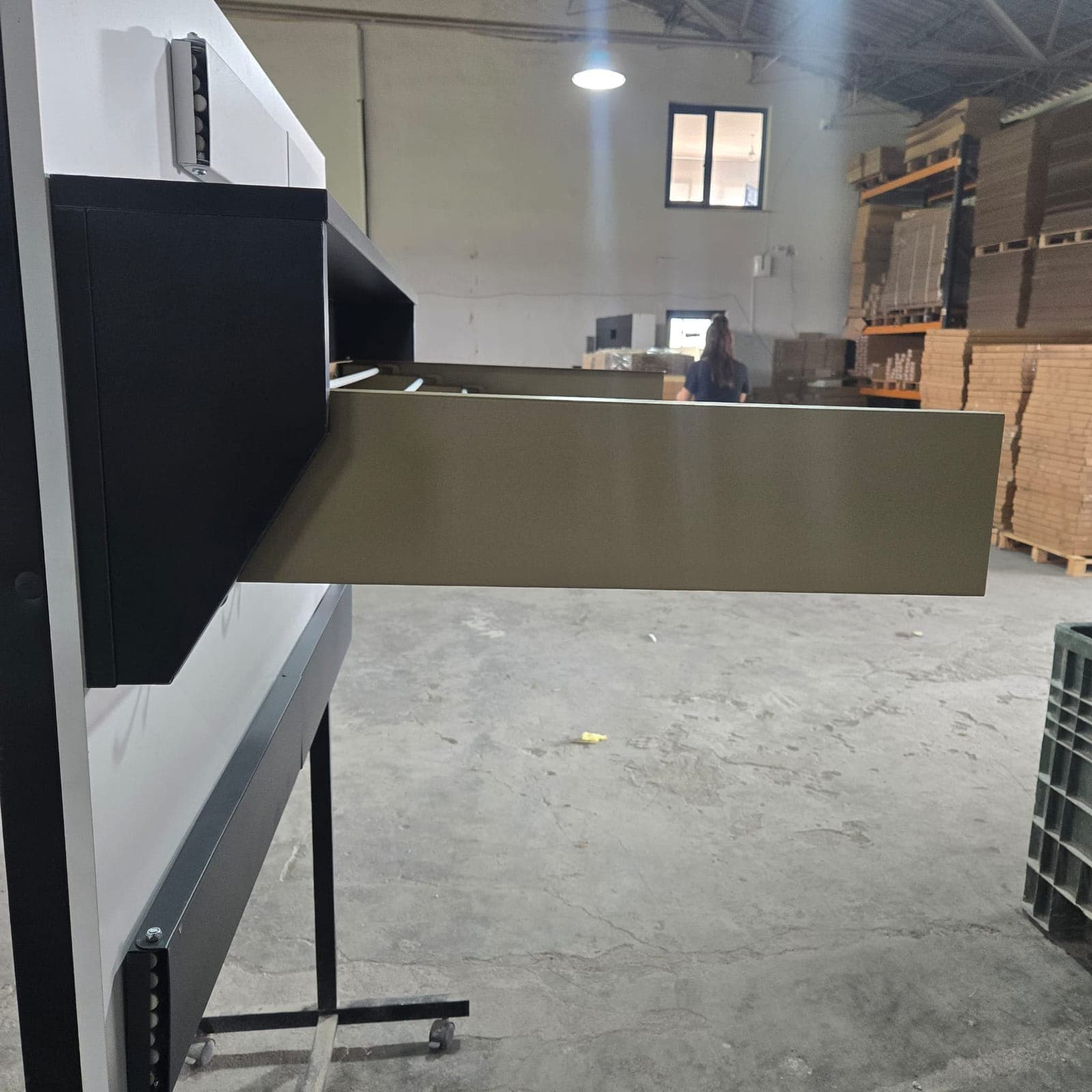晾衣架侧视图,显示已展开的支臂